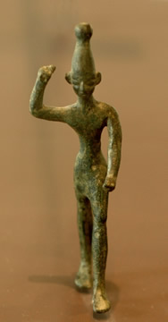 Statue of a man with his arm raised