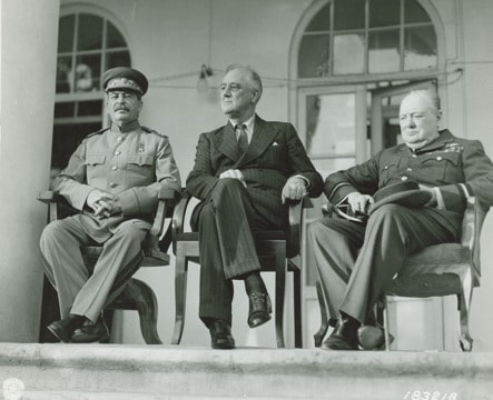 photograph of the three world leaders sitting on chairs