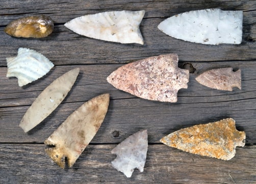 Photograph of arrowheads of different sizes and shapes