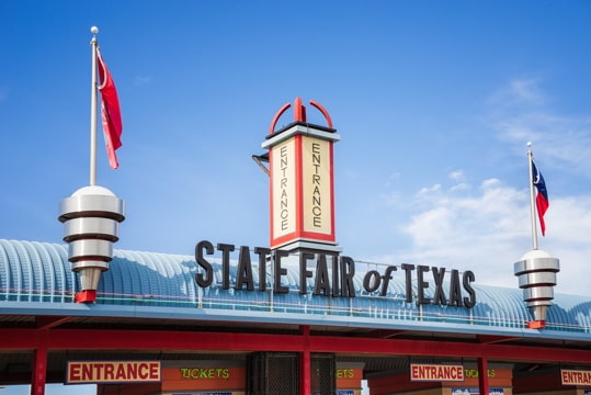 entranceway with a big sign reading State Fair of Texas