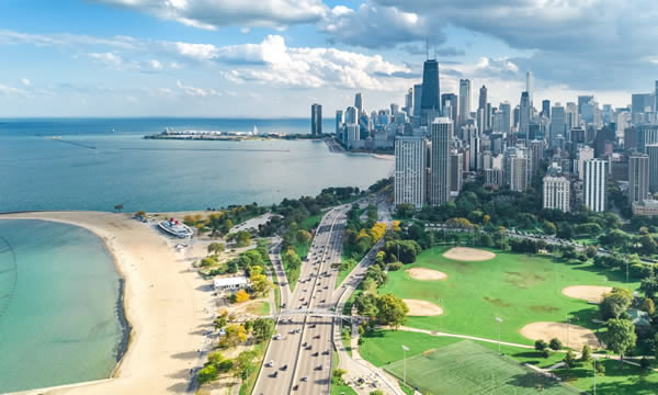 Tall buildings and a park in downtown Chicago alongside the bank of Lake Michigan